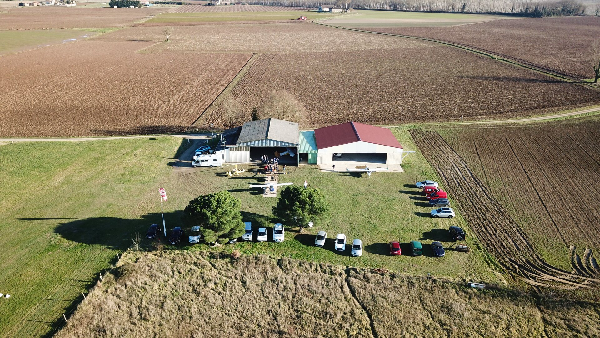 Hangars de la base ULM LF8233 Pommevic